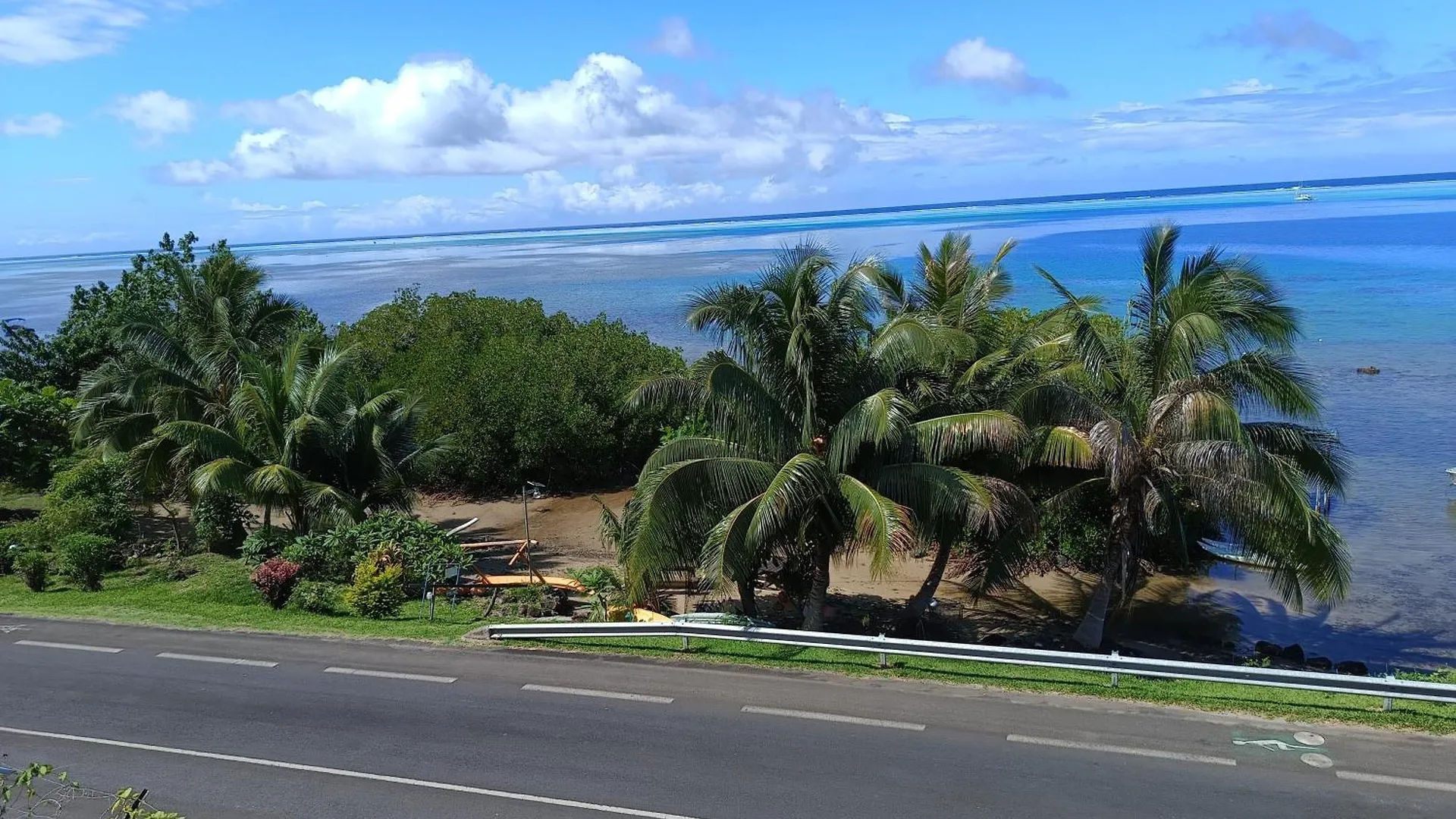 Hotel Tehuarupe Surf Studio 2 à Haapiti Polynésie française